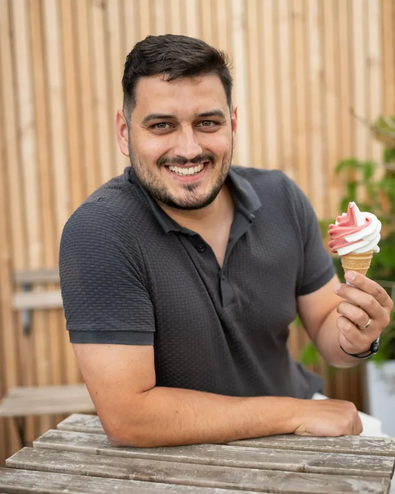 Točená jahodovo-smetanová zmrzlina Adria Gelato v kornoutu