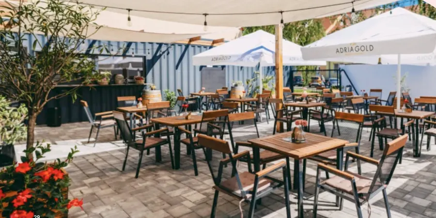 Venkovní posezení Container Café se slunečníky Adria Gold